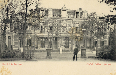 7669 Gezicht op de voorzijde van het Hotel Zeiler (Stationsplein 62) te Baarn uit het zuiden.